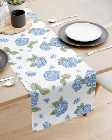 Bieżnik na stół Loneta - niebieskie kwiaty hortensji