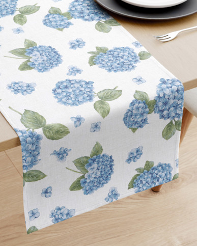 Bieżnik na stół Loneta - niebieskie kwiaty hortensji