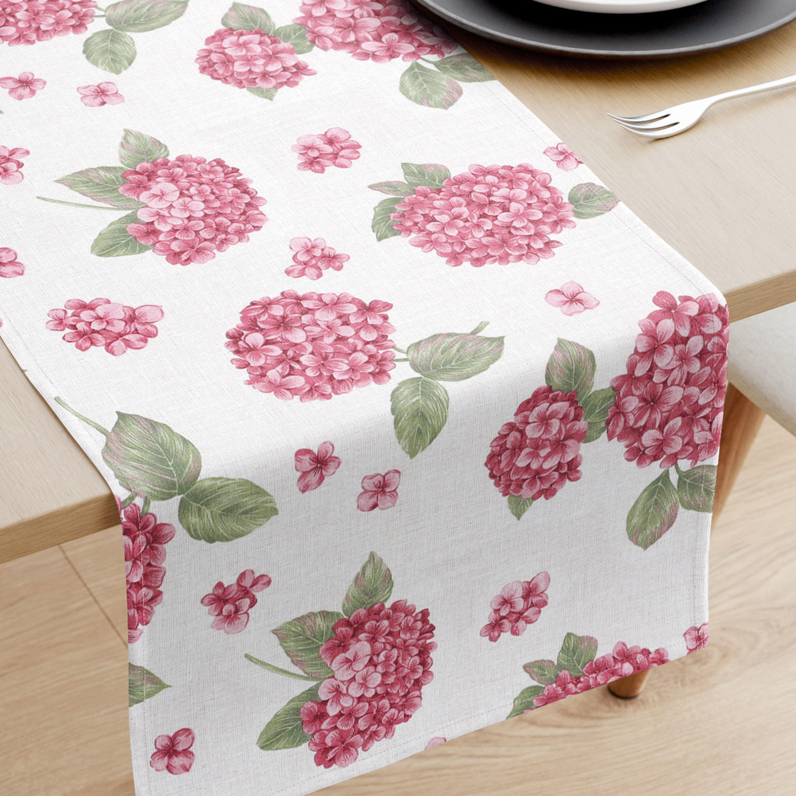 Bieżnik na stół Loneta - różowe kwiaty hortensji